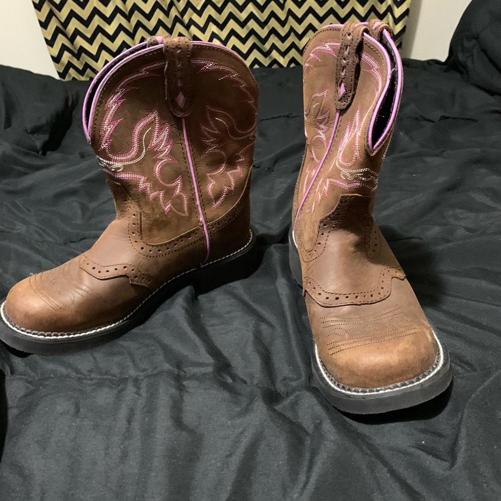 Justin Round toe cowgirl boots